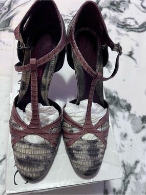 NEW BANANA REPUBLIC T-Strap Pointed-Toe Heels in Plum and Gray